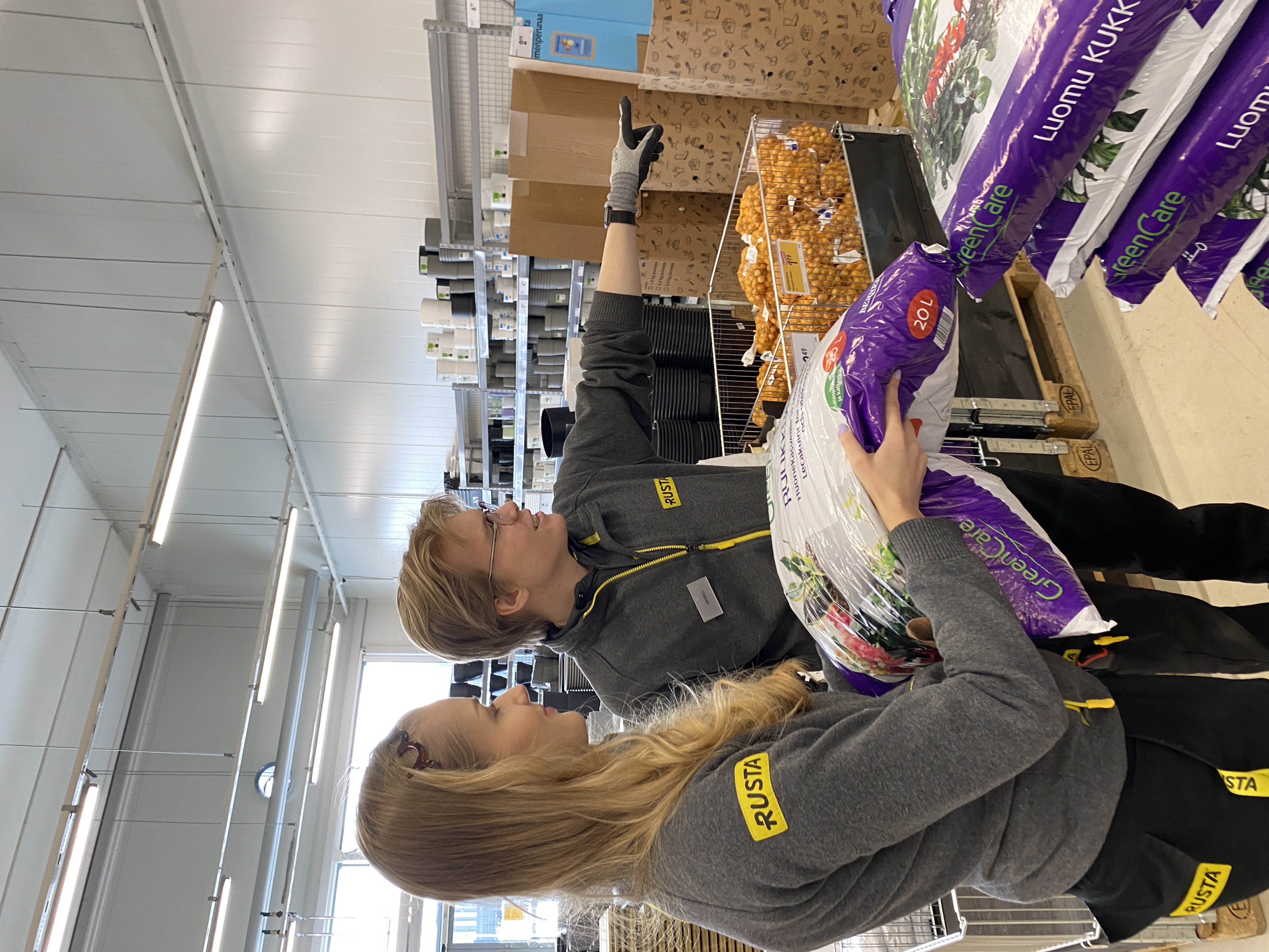 Listningsbild Myyjä puutarhavastuulla