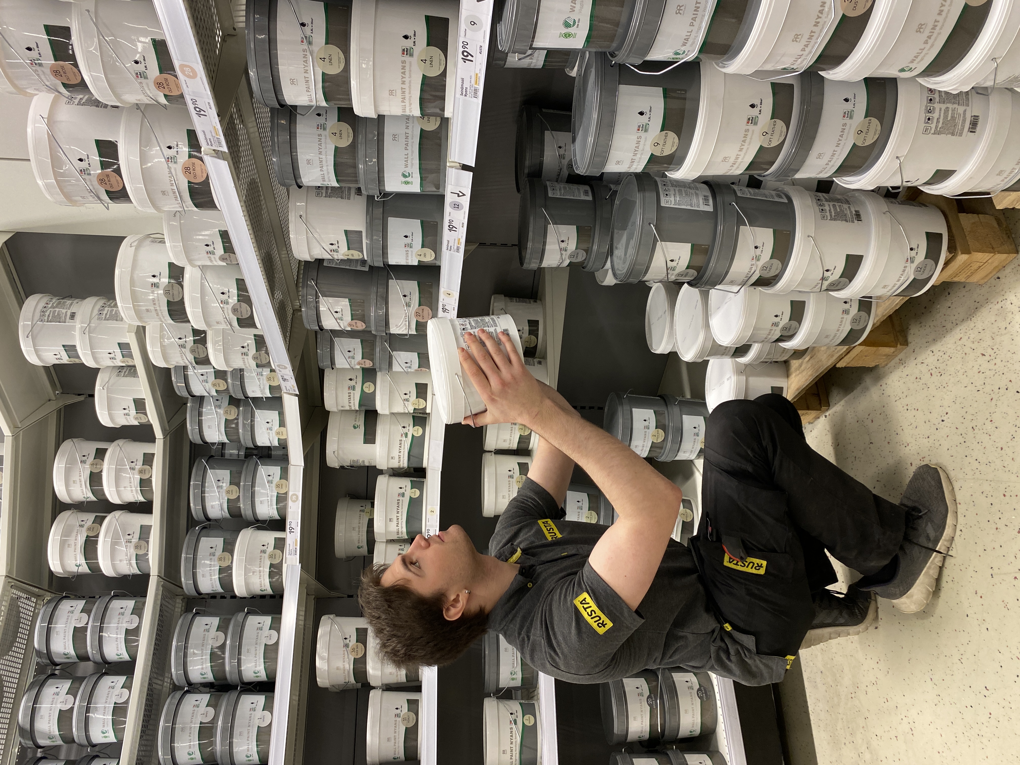 Listningsbild Myyjä puutarhavastuulla