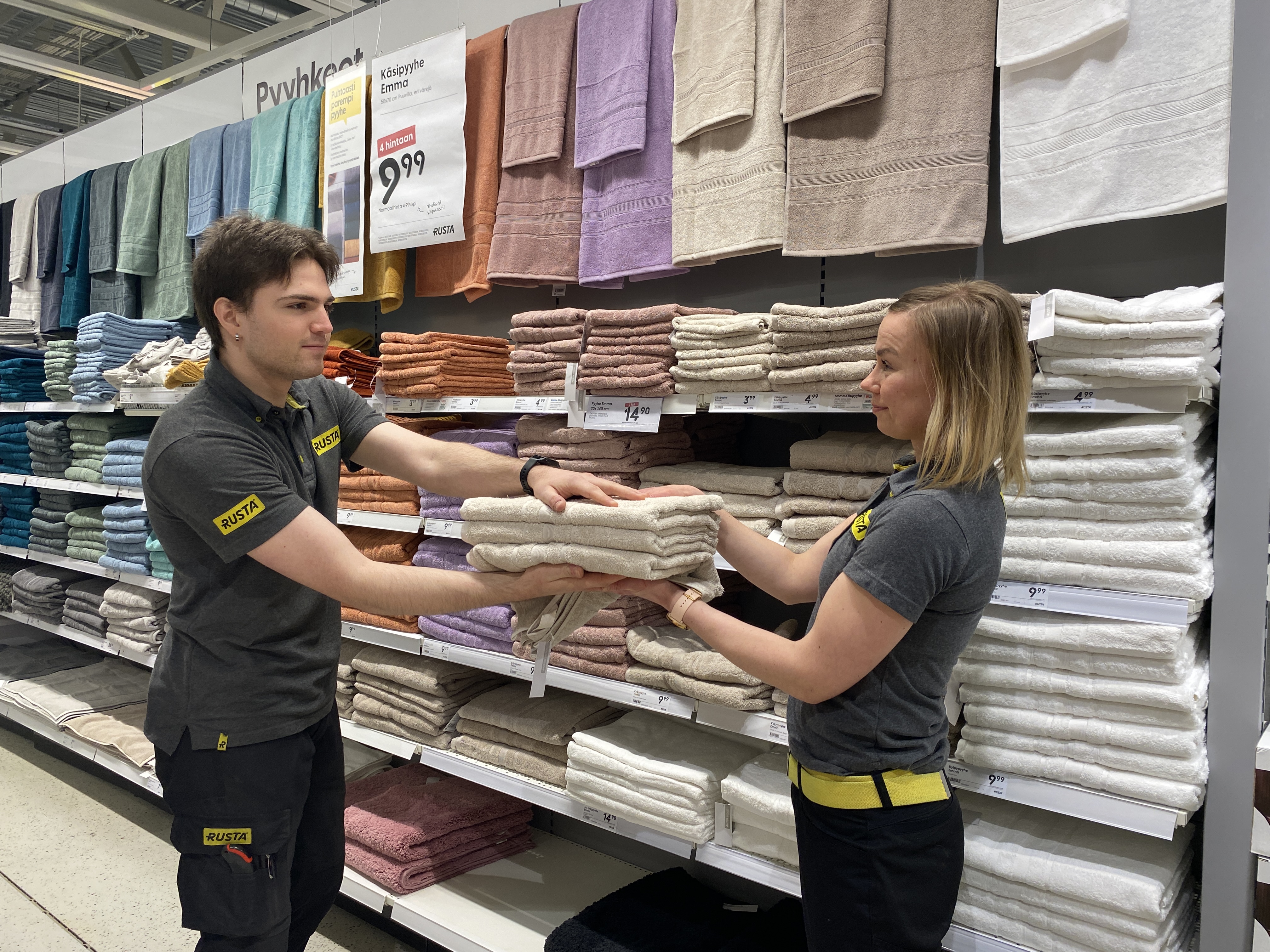 Listningsbild Myyjä puutarhavastuulla