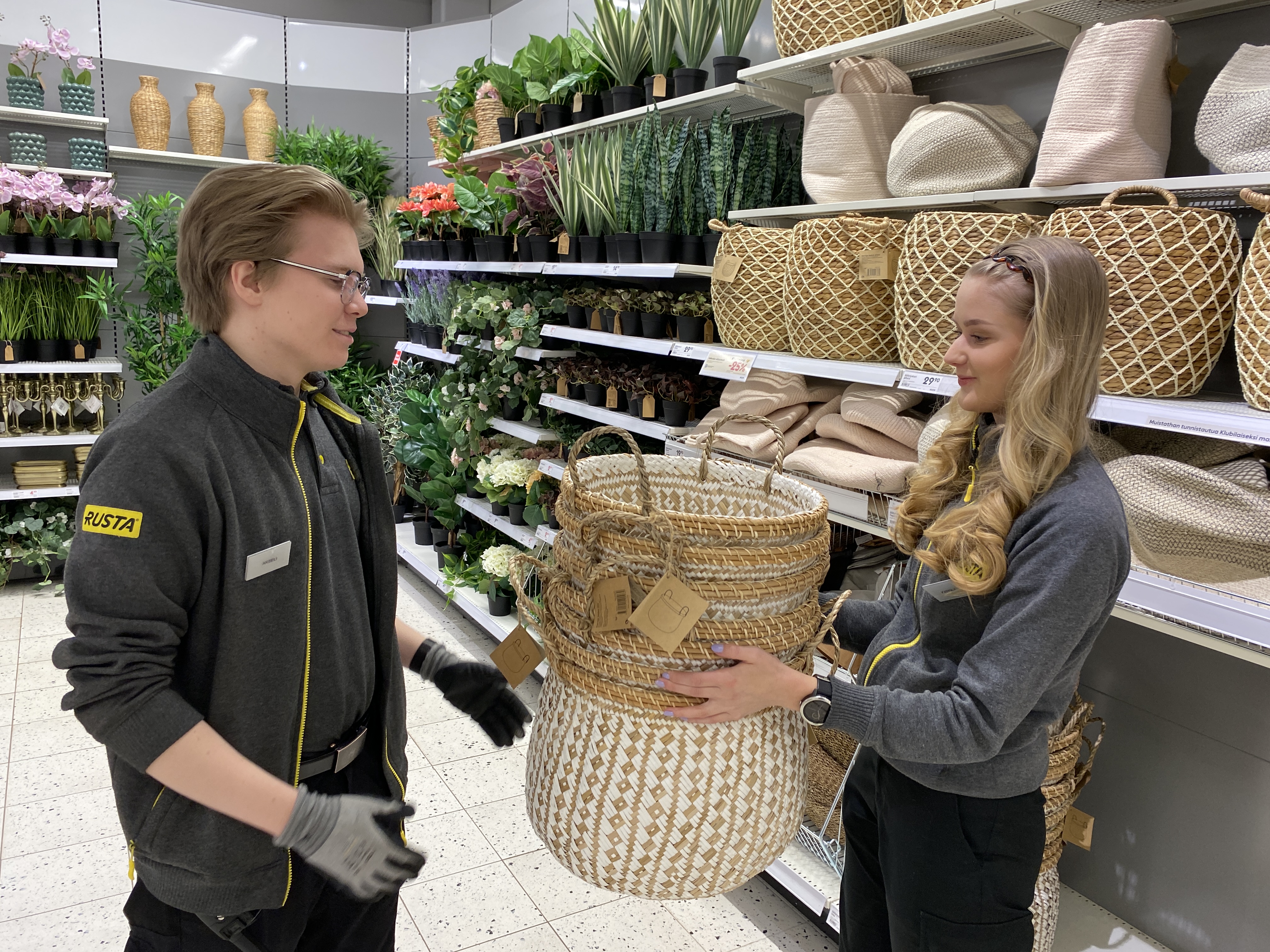 Listningsbild Myyjä varastovastuulla